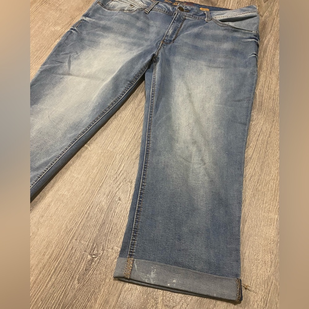 Faded Glory Denim Capri Pants Size 18 Medium Wash Relaxed Fit Cuffed Stretch - Picture 3 of 10